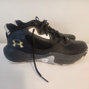 Under Armour Youth 7 Basketball Sneaker